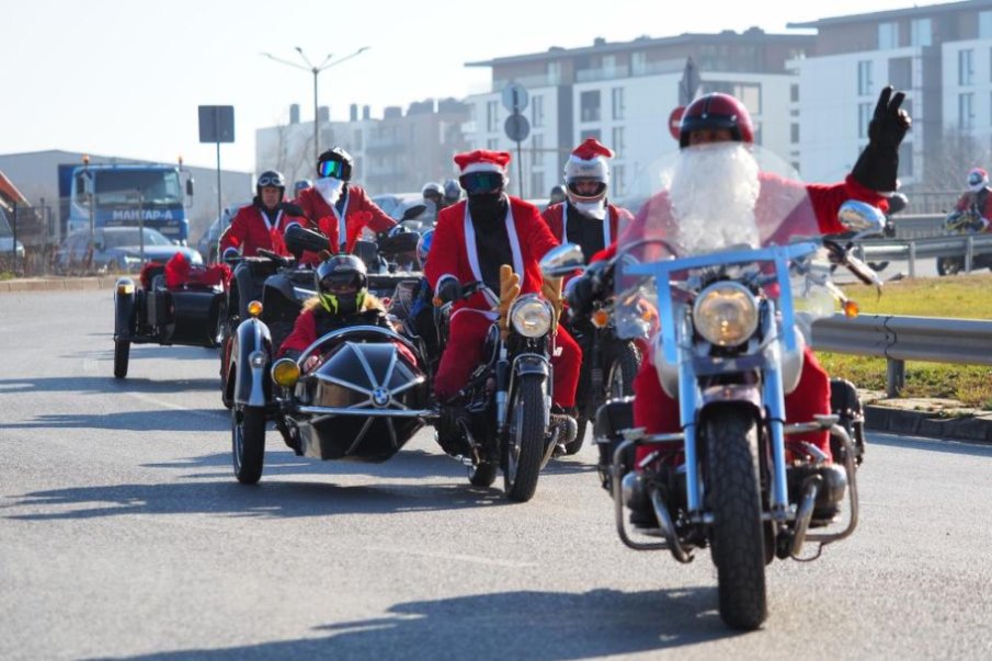 Дядо Коледа и свитата му избръмчаха на мотори в София и Пловдив