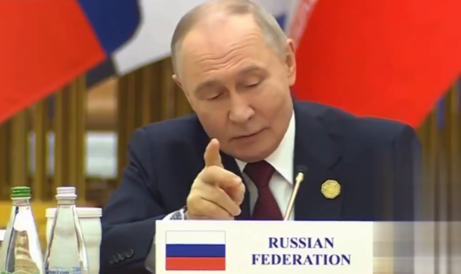 Путин се изнерви, след като не успя да си включи микрофона (ВИДЕО)