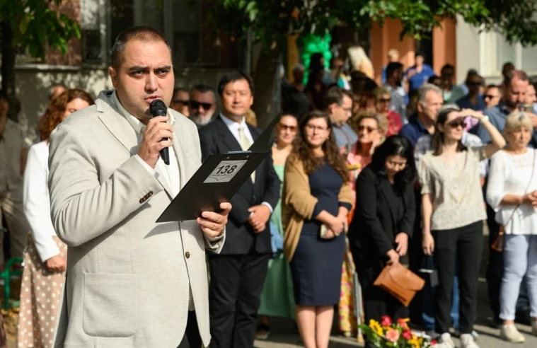 72 часа арест за перверзния директор, монтирал скрити камери в тоалетната на столично училище