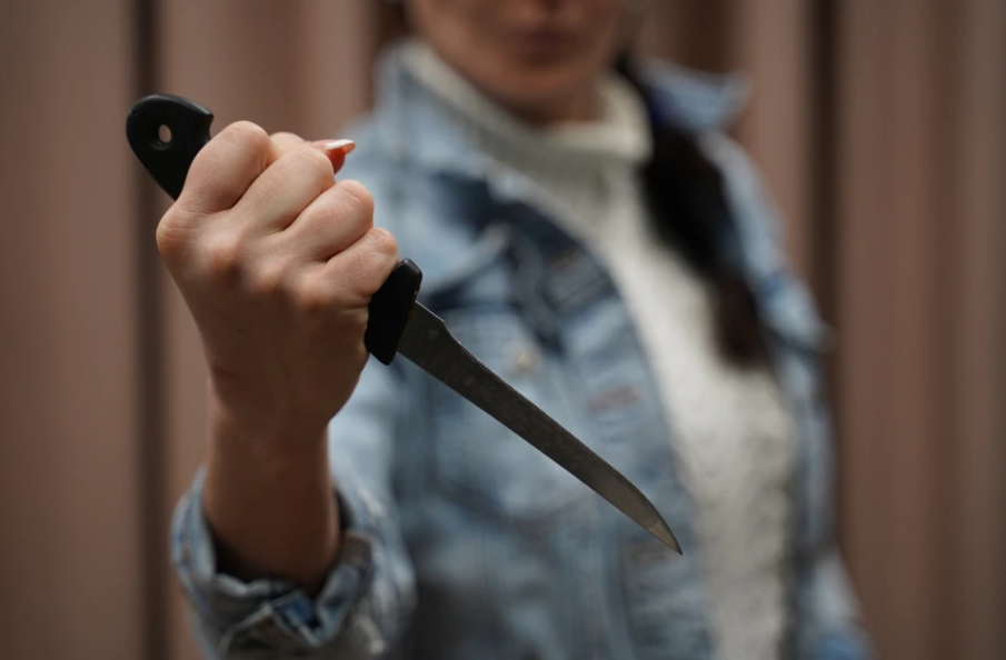 ШОК: 13-годишно момиче извади нож срещу друго дете в Самоков