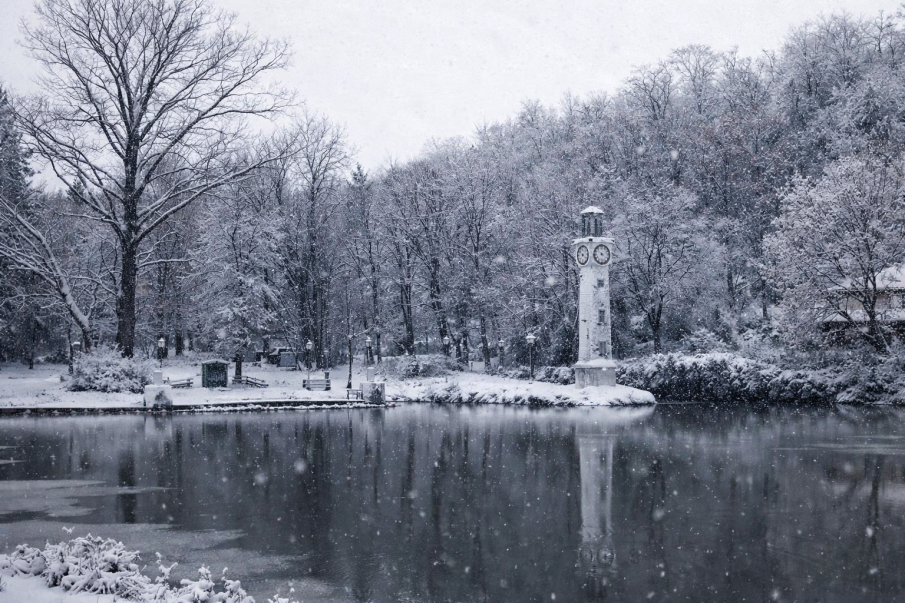 Спасиха мъж, паднал в леденото езеро в парк „Кайлъка“ в Плевен