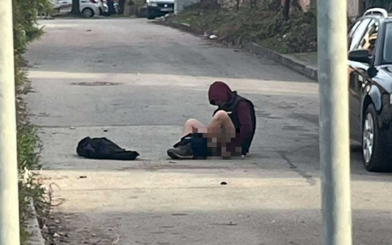 Шокираща гледка във Враца! Мъж се съблече гол насред улица и започна да се пипа (СНИМКИ 18+)