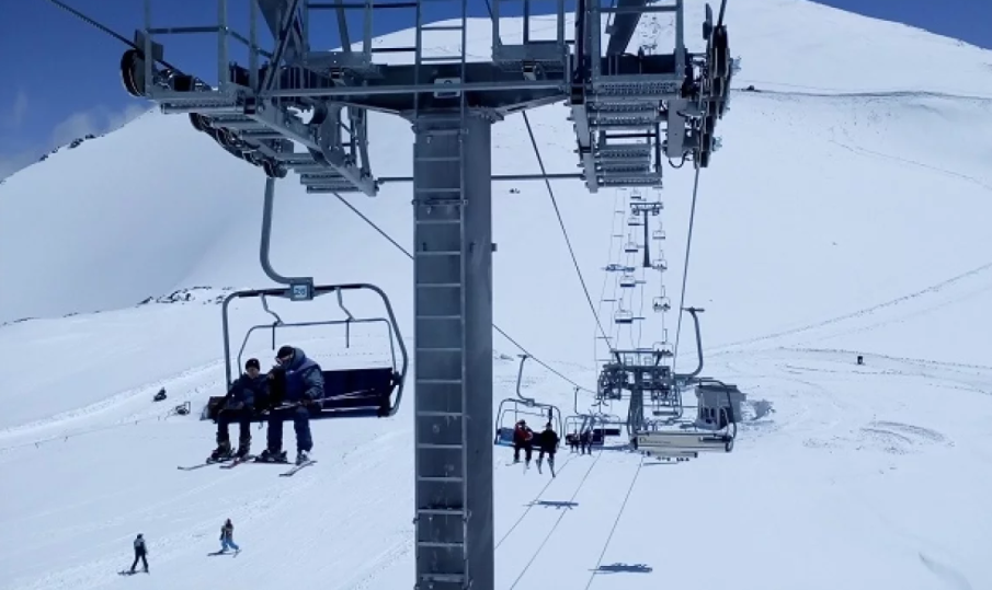 Един човек загина, а друг е ранен след падане от ски лифт в курорт в Черна гора