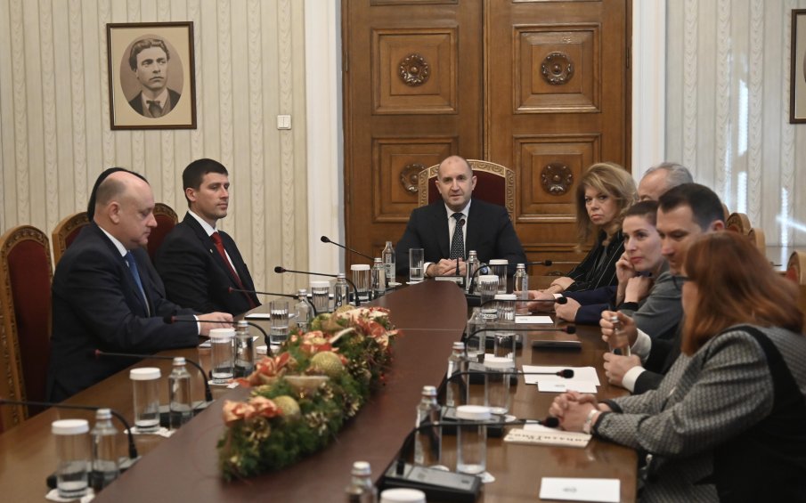 Радев обяви: Връчва първия мандат след Нова година