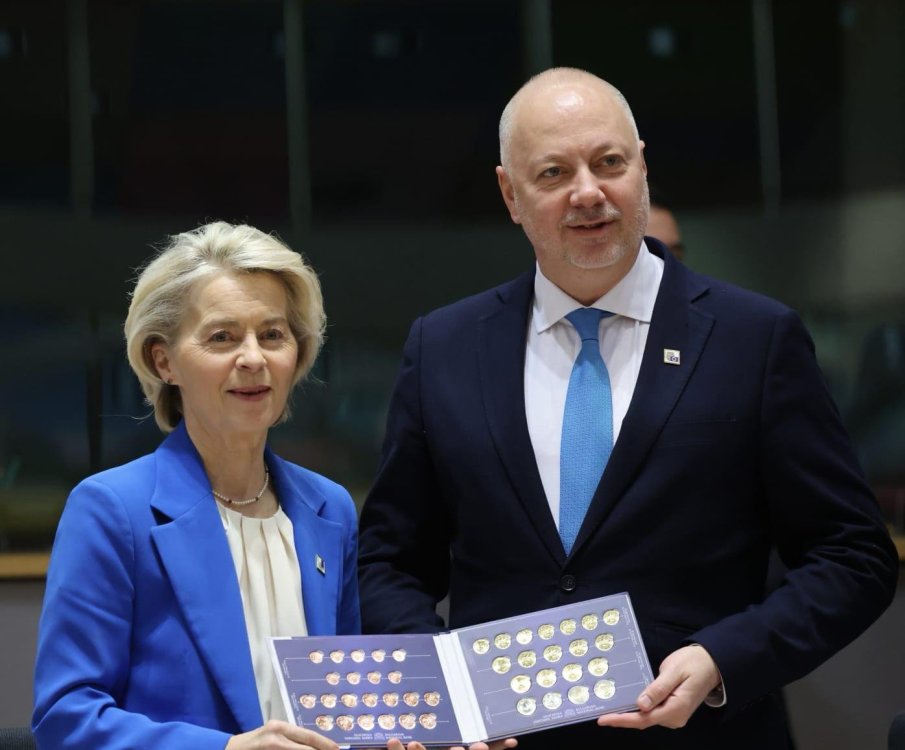 Желязков подари на Урсула фон дер Лайен българските евромоенти и обеща България да бъде...