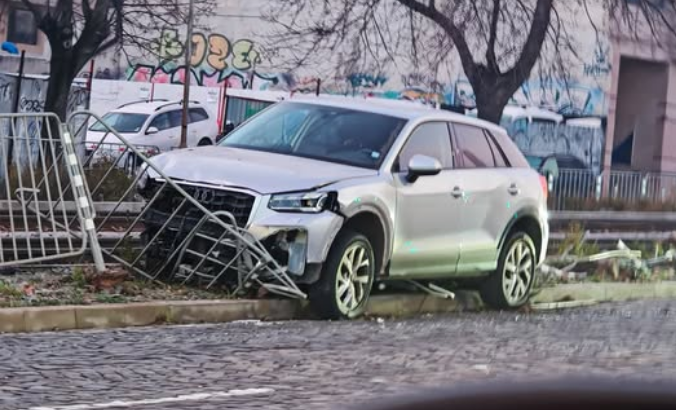 НА СТОЛИЧЕН БУЛЕВАРД: Джип яхна трамвайните ограждения