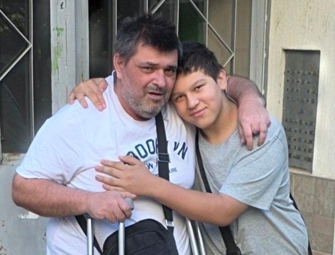 ЗОВ ЗА ПОМОЩ: Тежко болен самотен баща с ампутиран крак и синът му имат спешна нужда от помощ