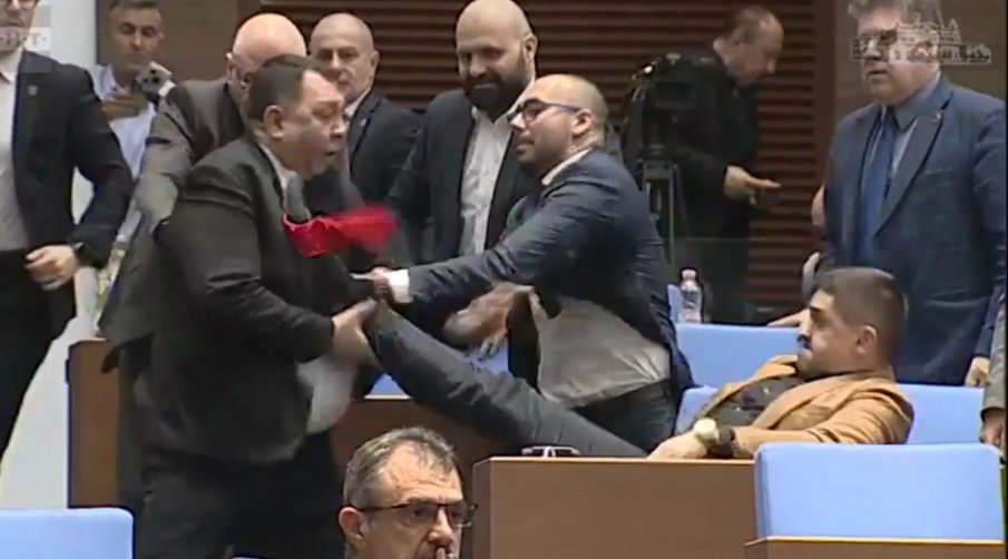 ИЗВЪНРЕДНО В ПИК TV! Бой в парламента - Руди Гела обезумя, раздава ритници и юмруци на депутат в пленарна зала (ВИДЕО/СНИМКИ)