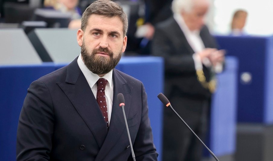 Български депутат направи нещо немислимо: Плачеше ми се като на дете... (ВИДЕО)