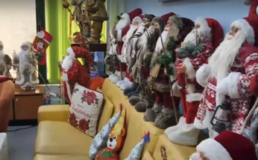 Счетоводител от Благоевград колекционира фигурки на Дядо Коледа, вече има над 100