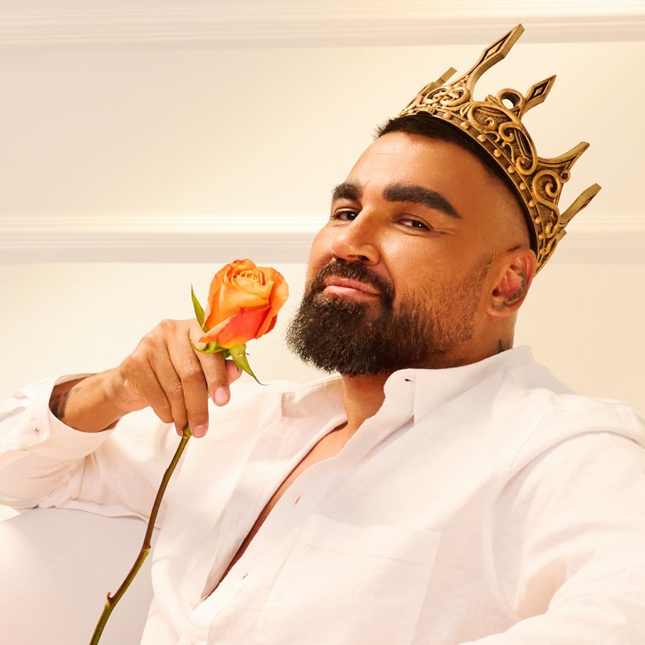 ЗА НОВА ГОДИНА: Азис поиска 100 бона хонорар