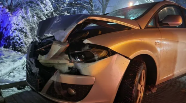 Три коли и автобус се помляха на заснежения път във Враца