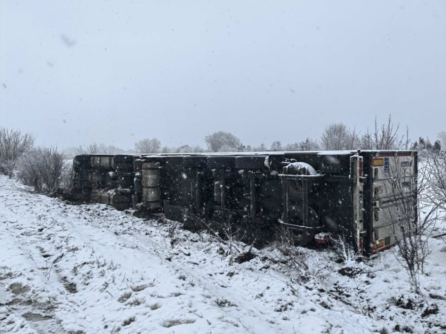 Тир се обърна край Видин, пътят е лед (СНИМКИ)
