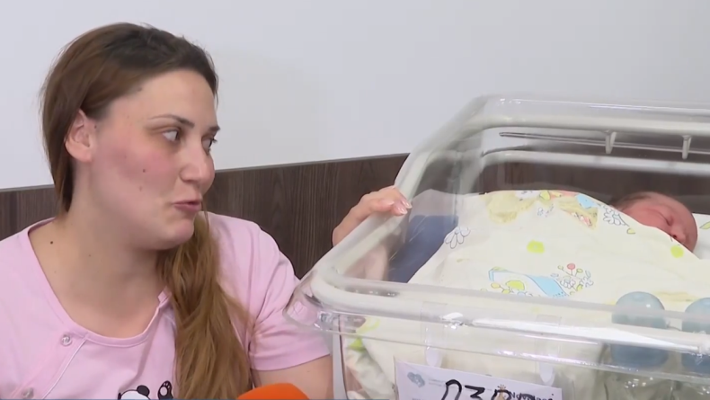 ПЪРВОТО БЕБЕ за 2026 е момченце, роди се 35 минути след полунощ в София