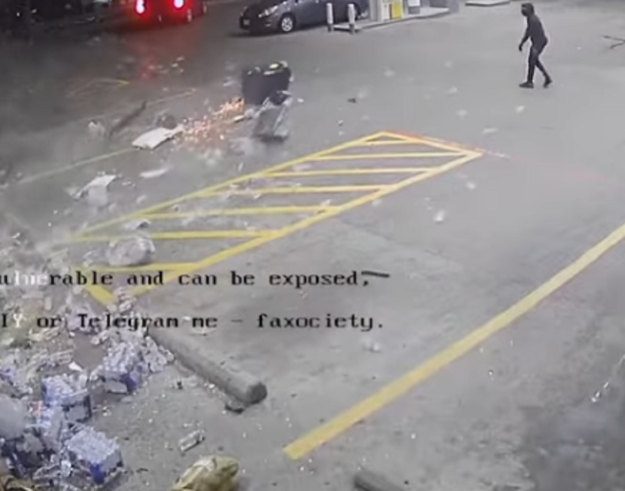 ТИПИЧЕН АМЕРИКАНСКИ ОБИР: Крадци отнесоха банкомат от магазин (ВИДЕО)