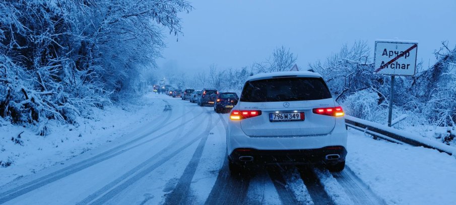 АПИ докладва: 377 машини обработват републиканските пътища, “Превала“ е затворен за камиони