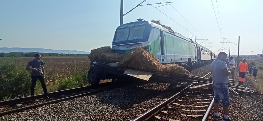 ТРАГЕДИЯ НАВРЪХ СТЕФАНОВДЕН: Влак блъсна каруца в Сливен, уби жена и дете