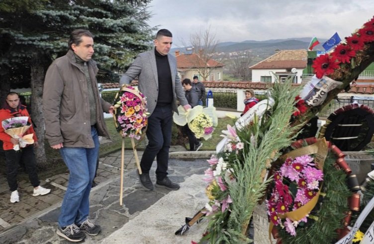 Иво и Божо на гроба на Тюркян – това не е върхът на лицемерието. Това е дъното му