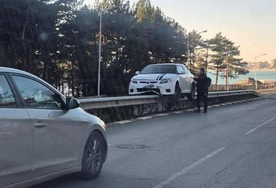 „Майсторско“ паркиране: Кола с украинска шофьорка „кацна“ върху мантинела край „Слънчев бряг“ (СНИМКА)