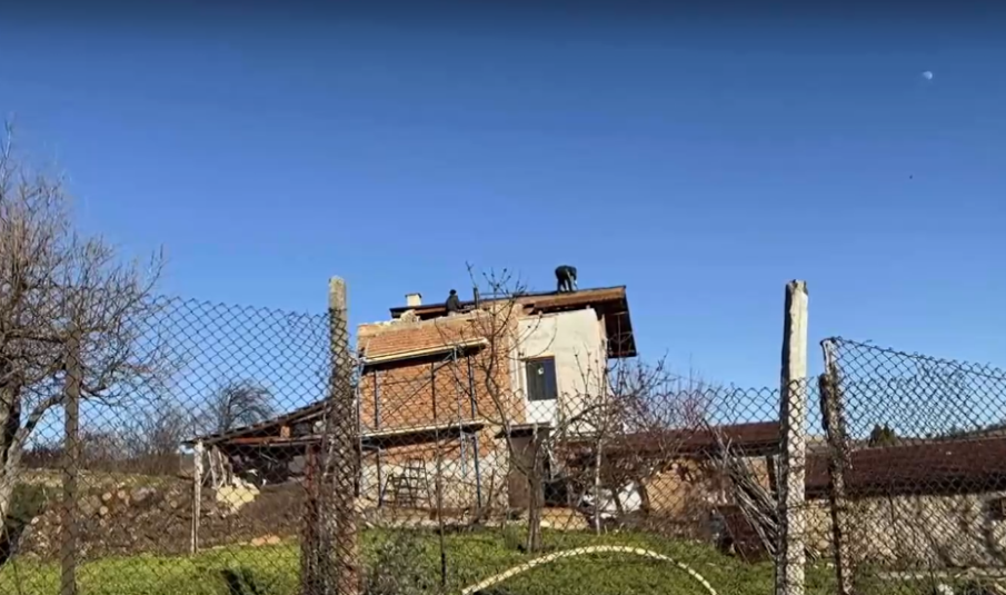 Отнесен от ураганните ветрове: Семейство с малки деца в Пазарджишко остана без покрив