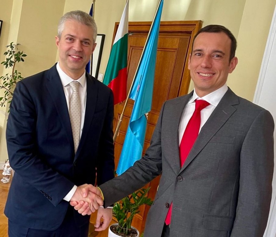 СКАНДАЛ: Кметът на Варна с нова издънка - полиция охранява български хора в Морската градина