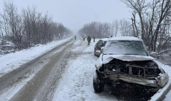 Челен удар между две коли във Врачанско, има пострадали деца
