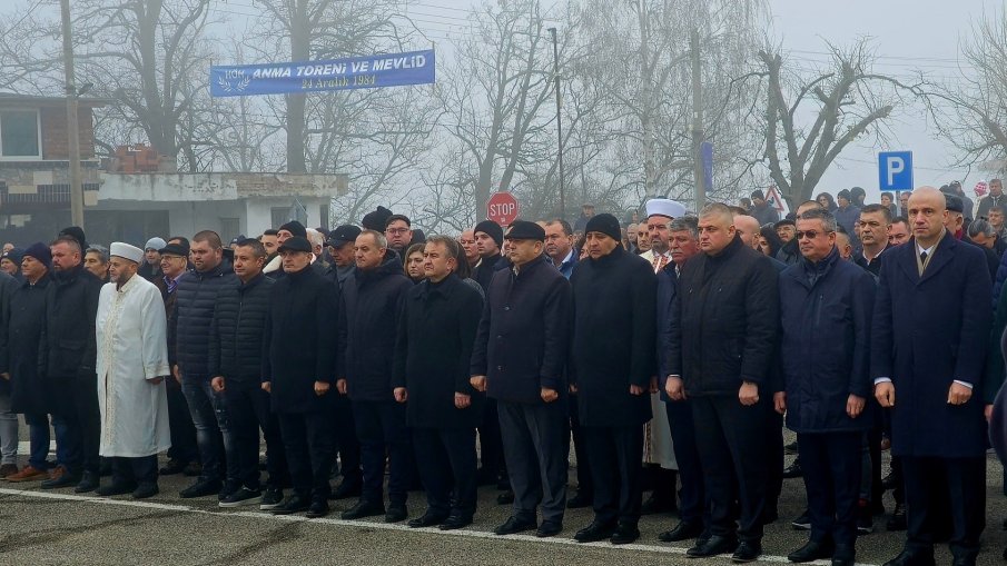 Представители на ДПС, гости от страната и чужбина и много граждани се събраха на възпоменателен митинг и отдадоха почит пред паметта на жертвите от Възродителния процес (СНИМКИ)