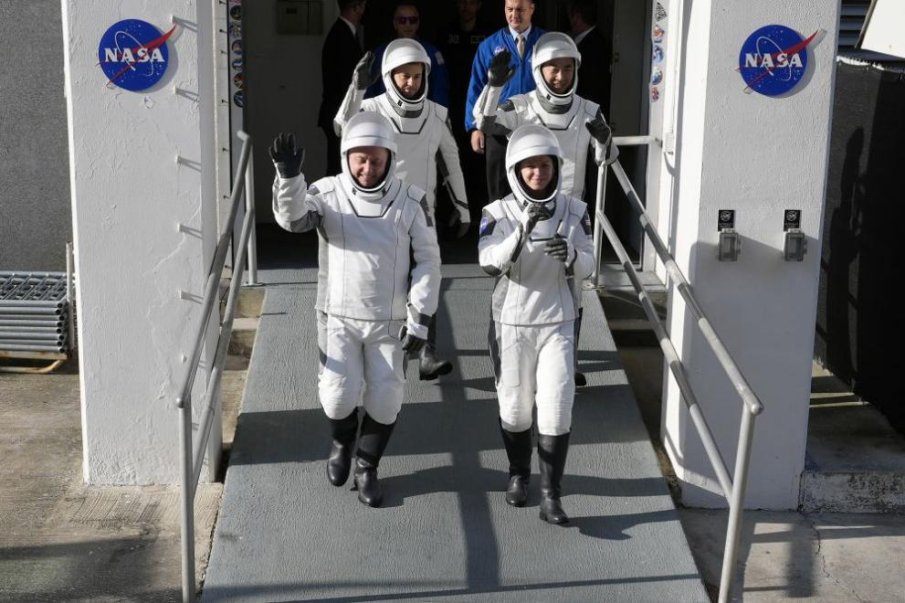 НАСА обмисля предсрочно завръщане на екипажа от МКС заради здравословен проблем