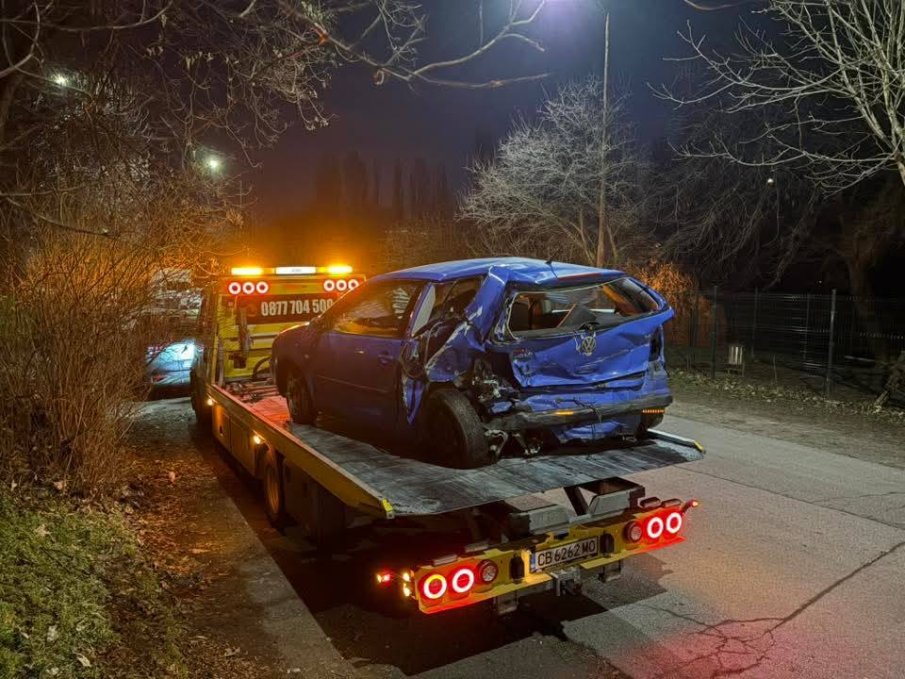 Катастрофа край Банкя: Кола е смачкана като мекица