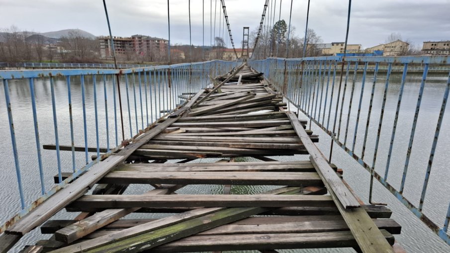 Забраниха минаването на пешеходци по помлян от буря въжен мост в Кърджали