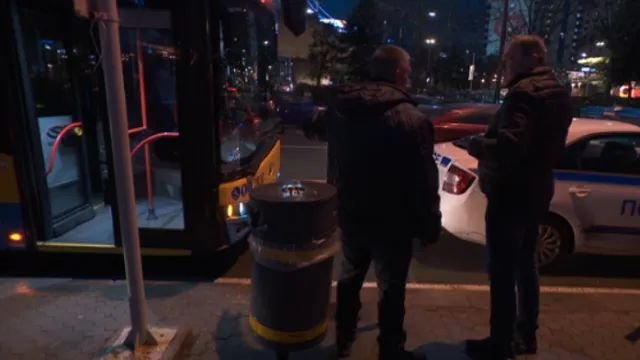 Тролейбус катастрофира с лек автомобил под Моста на влюбените в София