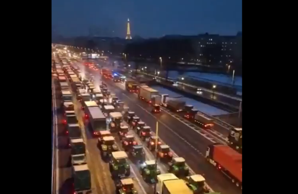 Фермери влязоха в Париж с трактори в знак на протест (ВИДЕО)
