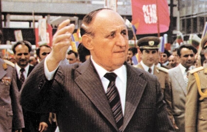 САМО В ПИК И РЕТРО: Ето го най-младия наследник на Тато (УНИКАЛНА СНИМКА)