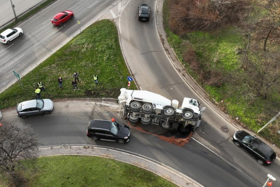 Бетоновоз се обърна на ключов булевард в София
