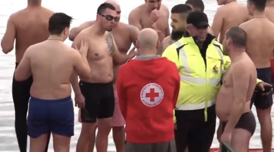 КОПАЕМ ДЪНОТО! Патриархът с разтърсващо слово за Господ, докато мераклии да хванат кръста му крещят и му подсвиркват, все едно са на мач - щяха и да се сбият (ВИДЕО)