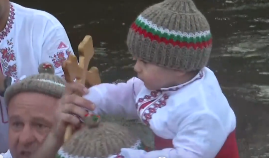 Мъжкото хоро се изви в ледените води на Тунджа в Калофер (СНИМКИ/ВИДЕО)