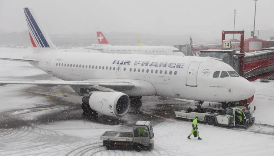 Сняг блокира въздушния, железопътния и автомобилния трафик в Париж и Амстердам