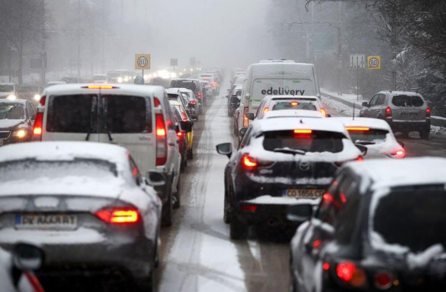 30 катастрофи от началото на деня в София заради снега