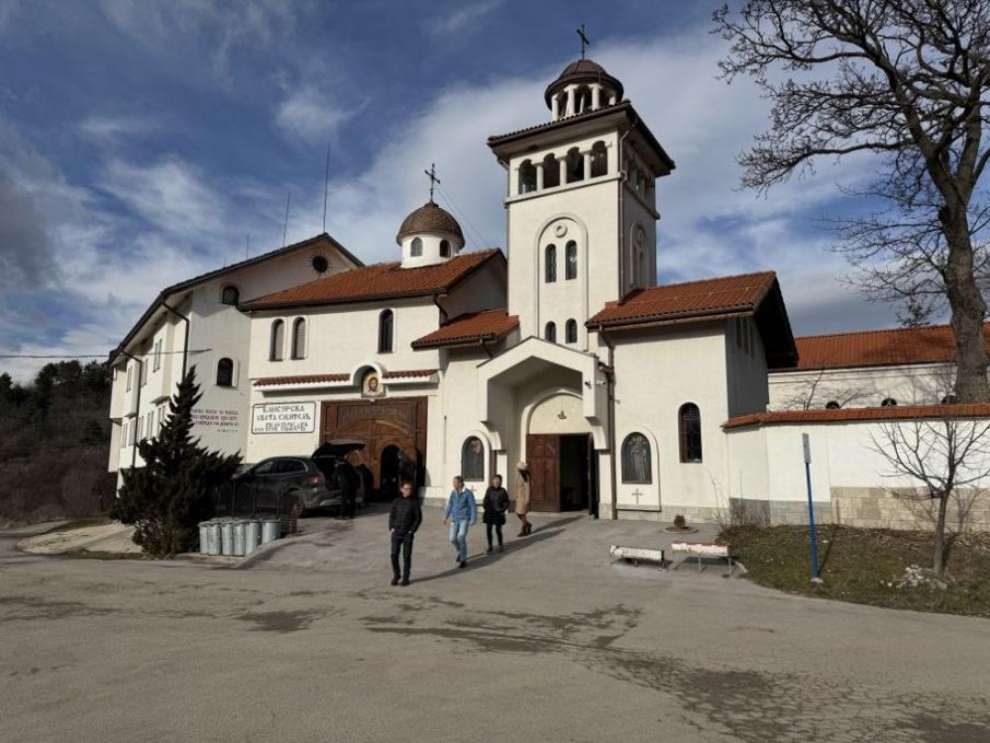 Мощите на Света Петка Българска освещават мястото на Клисурския манастир край Банкя