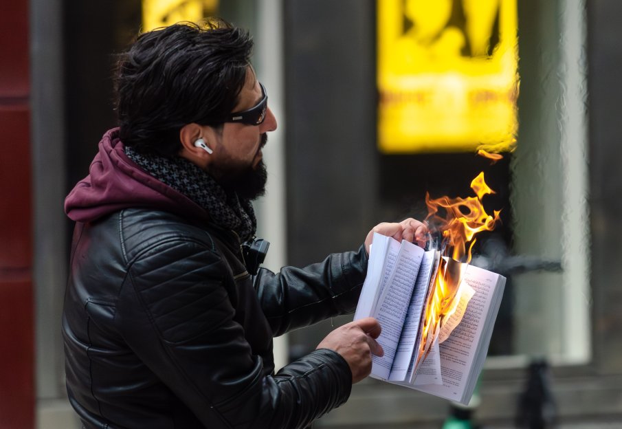 Протестиращите в Иран започнаха да палят и Корана