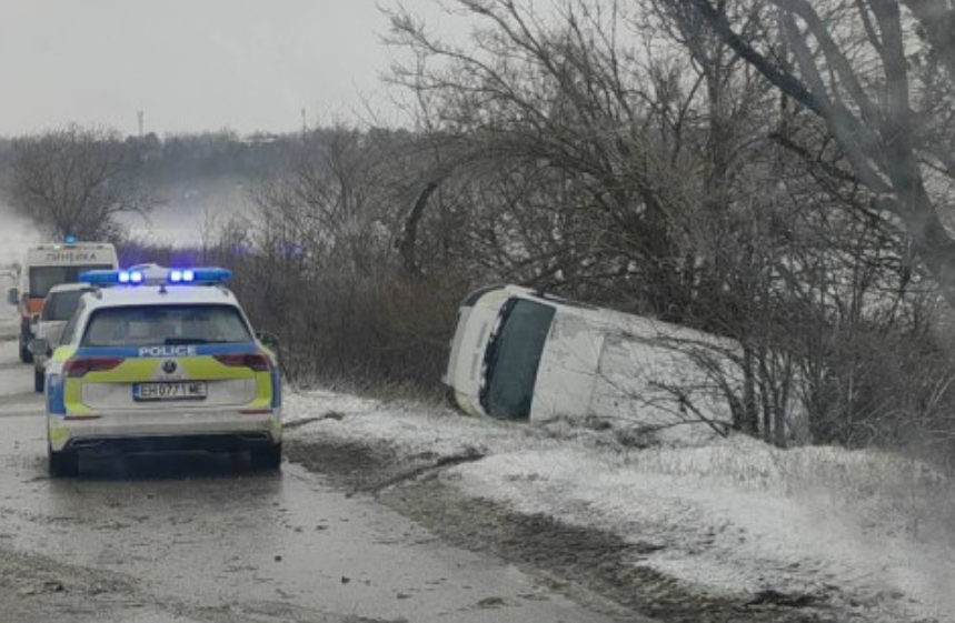 Вятър издуха кола от пътя Плевен-Славяново