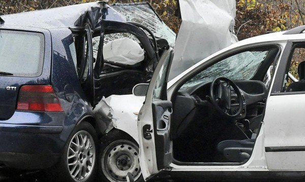 Германец натресе фолксвагена си в спряла кола, две деца пострадаха