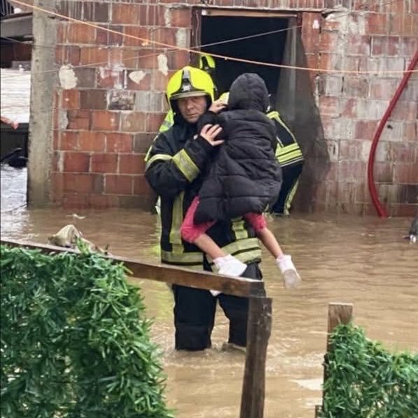 Порои предизвикаха наводнения, обявено е бедствено положение в части от Косово (СНИМКИ)