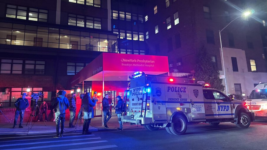 Полицията застреля въоръжен мъж, барикадирал се в болница в Бруклин