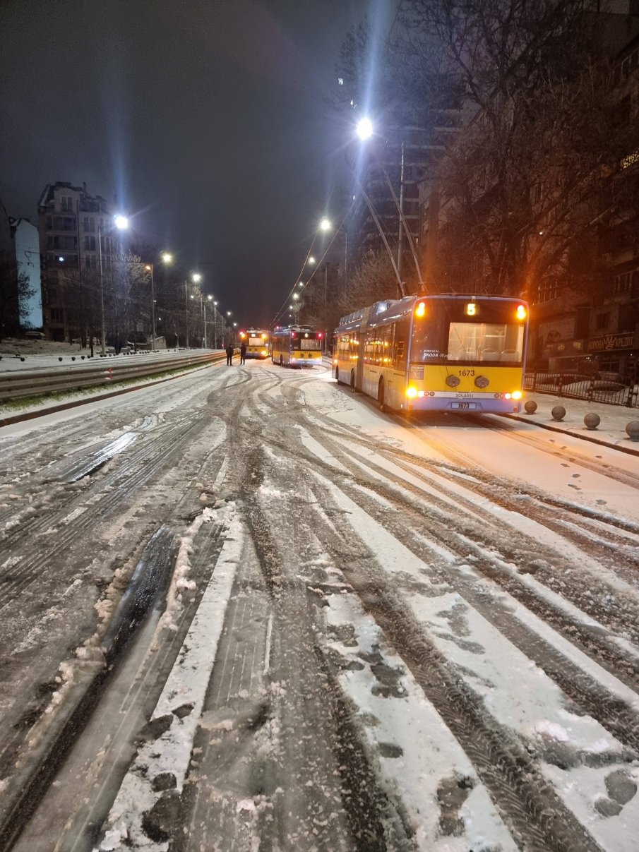 ПОРЕДНА СУТРИН: Сняг и „черен лед“ в София