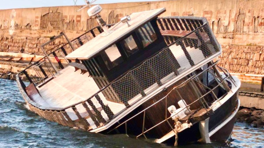 Силният вятър потопи туристическо корабче в Созопол