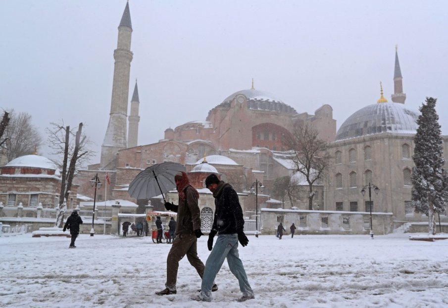 Турция в хватката на сняг, студ и ураганен вятър