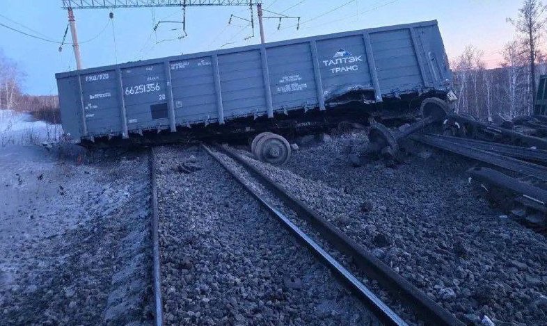 Товарен влак с 35 вагона дерайлира в Русия (СНИМКИ)