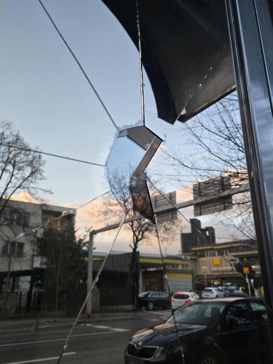 Арестуваха мъжа, счупил стъклото на българското посолство в РС Македония