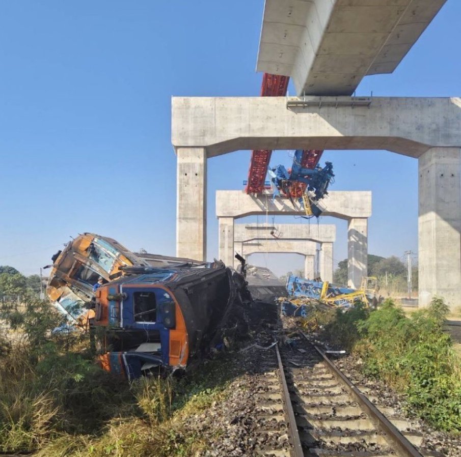 Кран падна върху влак в Тайланд, има много загинали и десетки ранени